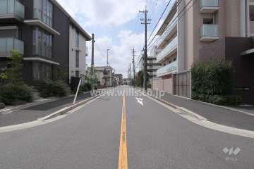 敷地東側の前面道路（北側から）