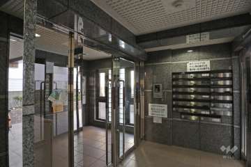 エントランスはオートロック付きです。