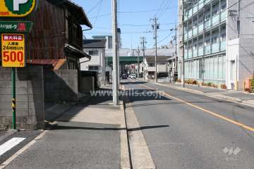 敷地南側の前面道路です。また、敷地西側、約120mには片側三車線の幹線道路と『名古屋高速3号大高線』が通っています。
