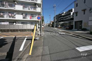 敷地東側の前面道路(南側から)