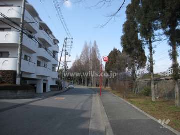 敷地東側の前面道路。道を挟んで阪急千里線が走っています。