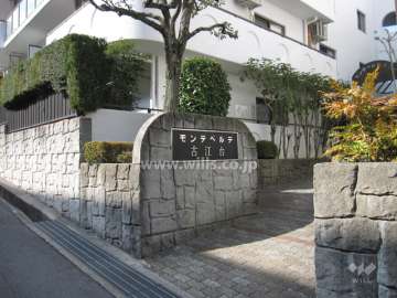 エントランスに設けられた銘板
