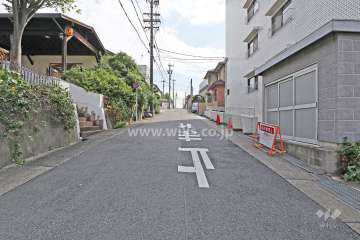敷地北側の前面道路（西側から）