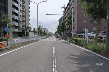 敷地東側の前面道路（北側から）