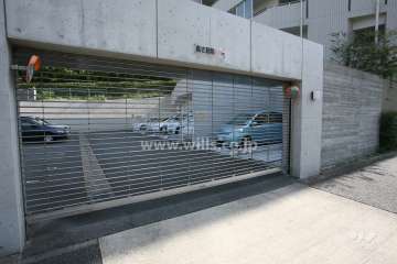 駐車場の出入口(リングシャッター付き)