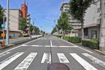 敷地西側の前面道路（南側から）