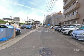 敷地南東側の前面道路（南西側から）
