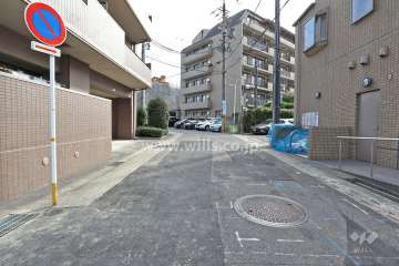 敷地南側の前面道路（西側から）