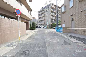 敷地南側の前面道路（西側から）