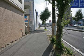 敷地南東側の前面道路（県道30号）