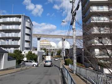 敷地西側の前面道路。北側には道を挟んで、モノレール、中央環状線などが走っています。