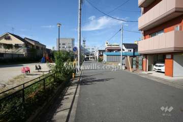 敷地西側の前面道路（南側から）