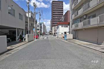 敷地西側の前面道路（南側から）