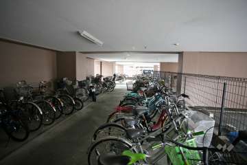 屋内に設けられた駐輪場