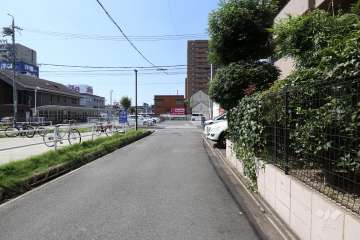 敷地の南側前面道路（東側から）