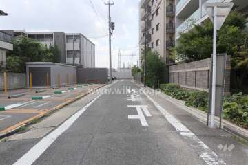 敷地東側の前面道路（北側から）