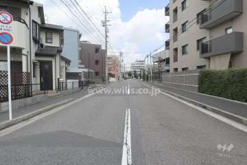 敷地西側の前面道路（南側から）
