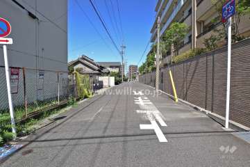 敷地南西側の前面道路（南東側から）