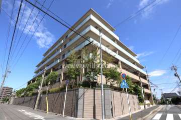 プラウド瑞穂日向町ヒルトップの外観（南側から）