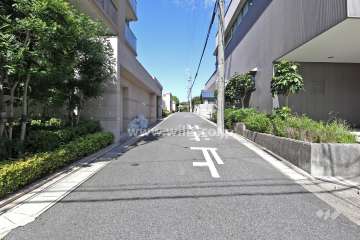 敷地北東側の前面道路（南東側から）