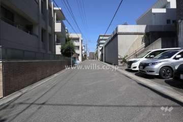 敷地東側の前面道路（南側から）