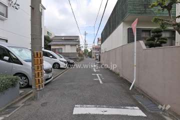 敷地北東側の前面道路（北東側から）