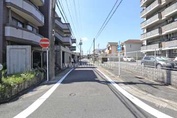 敷地北側の前面道路（東側から）
