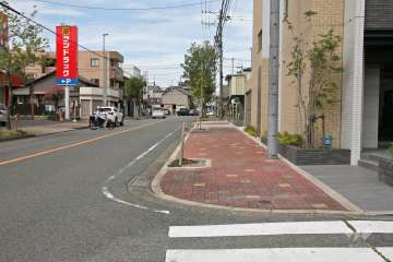敷地西側の前面道路(南側から)