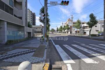 敷地北西側の前面道路（北東側から）