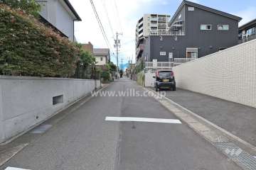 敷地南側の前面道路（東側から）
