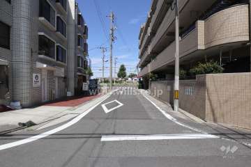 敷地南西側の前面道路（南東側から）