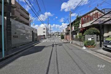 敷地北側の前面道路（東側から）