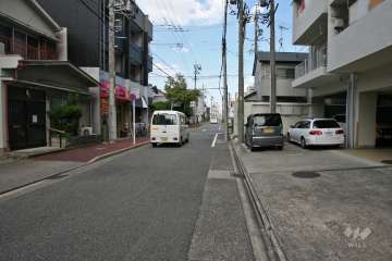 敷地西側の前面道路（南側から）