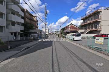 敷地北側の前面道路（東側から）