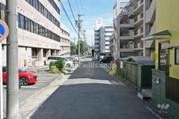 敷地北側の前面道路(西側から)