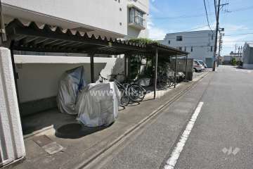 駐輪場とバイク置き場