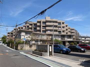 シャルマンコーポ千里丘グランデの外観（南側から）