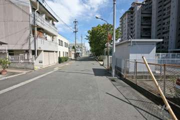 敷地北側の前面道路(西側から)