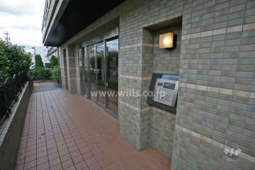 エントランスはオートロック付きです。