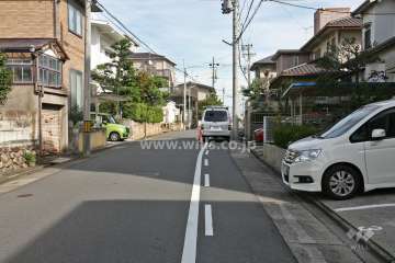 敷地北側の前面道路(西側から)