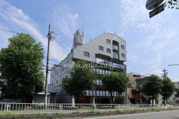 ナビシティ豊岡の遠景。周辺は住宅の他、店舗や事務所などが混在する街です。