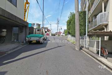 敷地南側の前面道路（東側から）