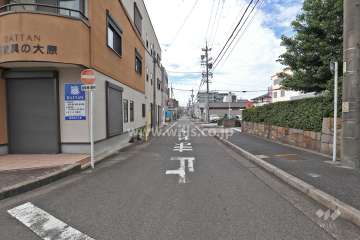 敷地西側の前面道路（北側から）