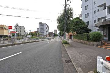 敷地北東側の前面道路（北西側から）