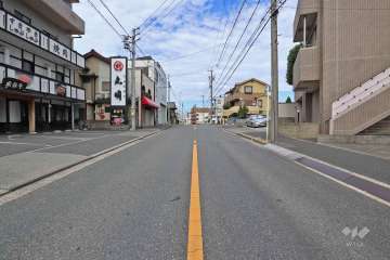 敷地南側の前面道路（東側から）