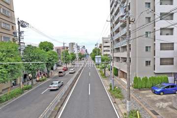 敷地南側の前面道路（東側から）