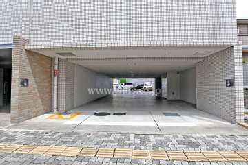 駐車場出入り口-(2)