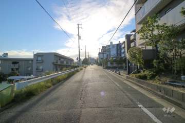 敷地北東側の前面道路（北西側から）