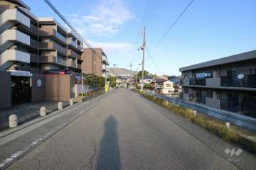 敷地北東側の前面道路（南東側から）