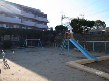 敷地西側は鹿塩公園、南側は阪急今津線に面しています。